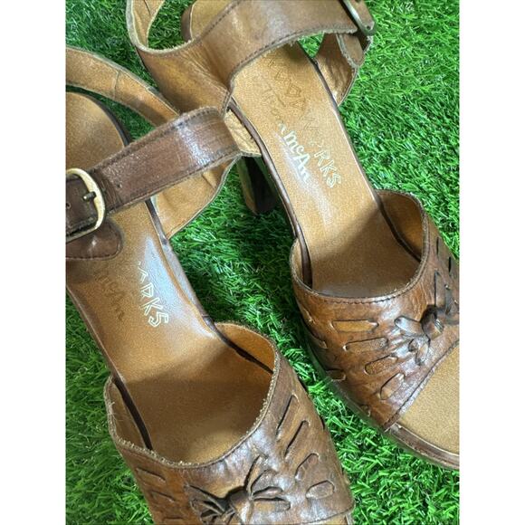 Thom McAn Vtg Brown Leather Woodwork Sandal With Block Heel Boho Hippy Festival - Picture 14 of 16